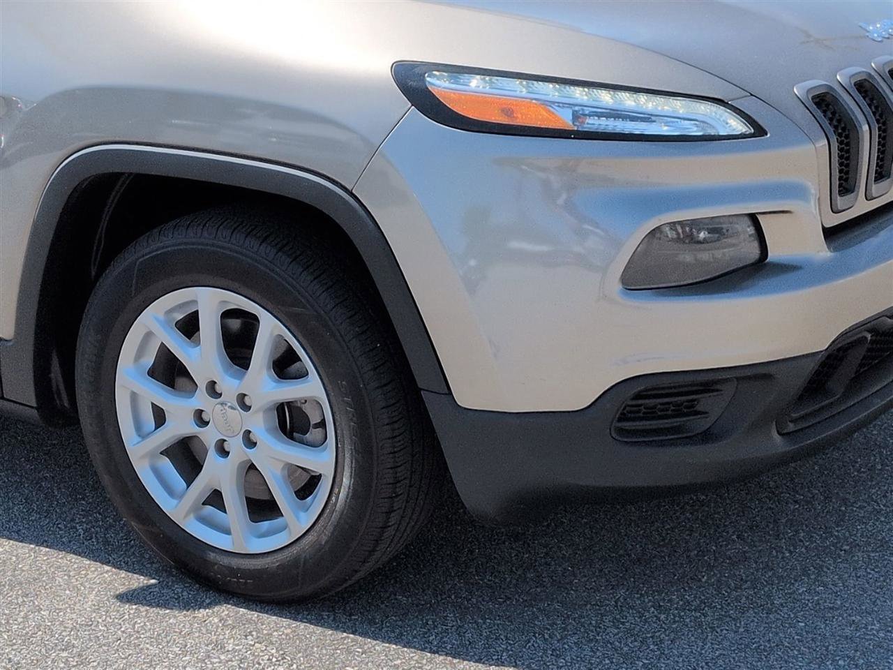 Used 2017 Jeep Cherokee Sport FWD image 9