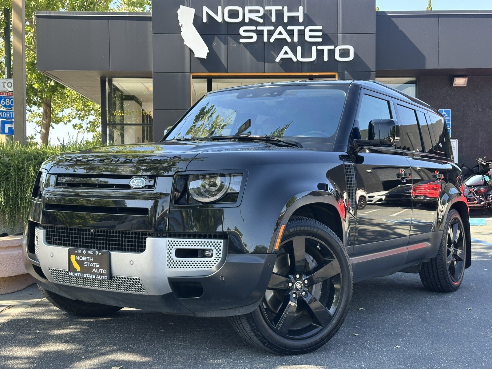 Used 2020 Land Rover Defender 110 HSE AWD/4WD image 2