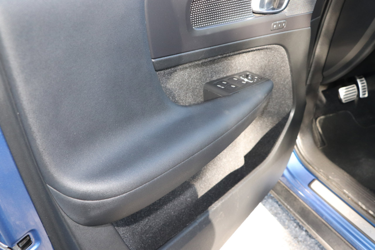 Used 2020 Volvo XC40 T5 R-Design image 12