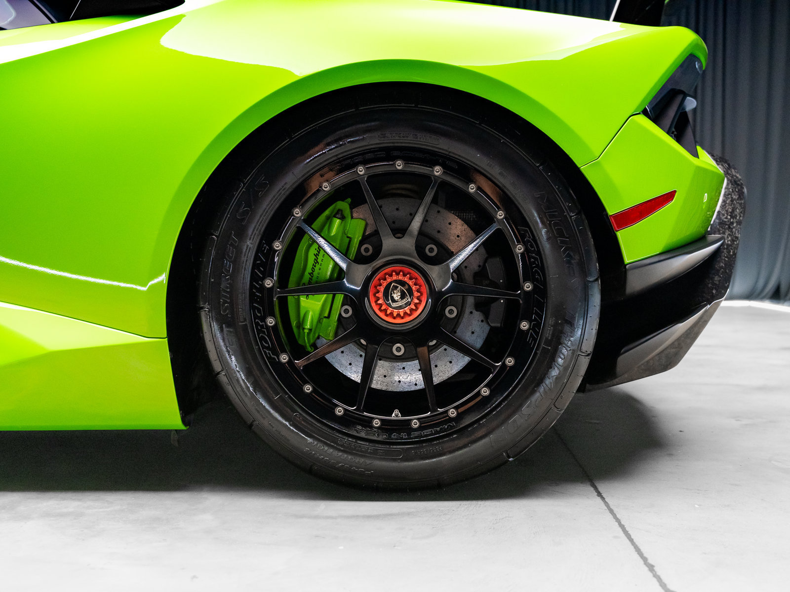 Used 2018 Lamborghini Huracan Performante AWD/4WD image 36