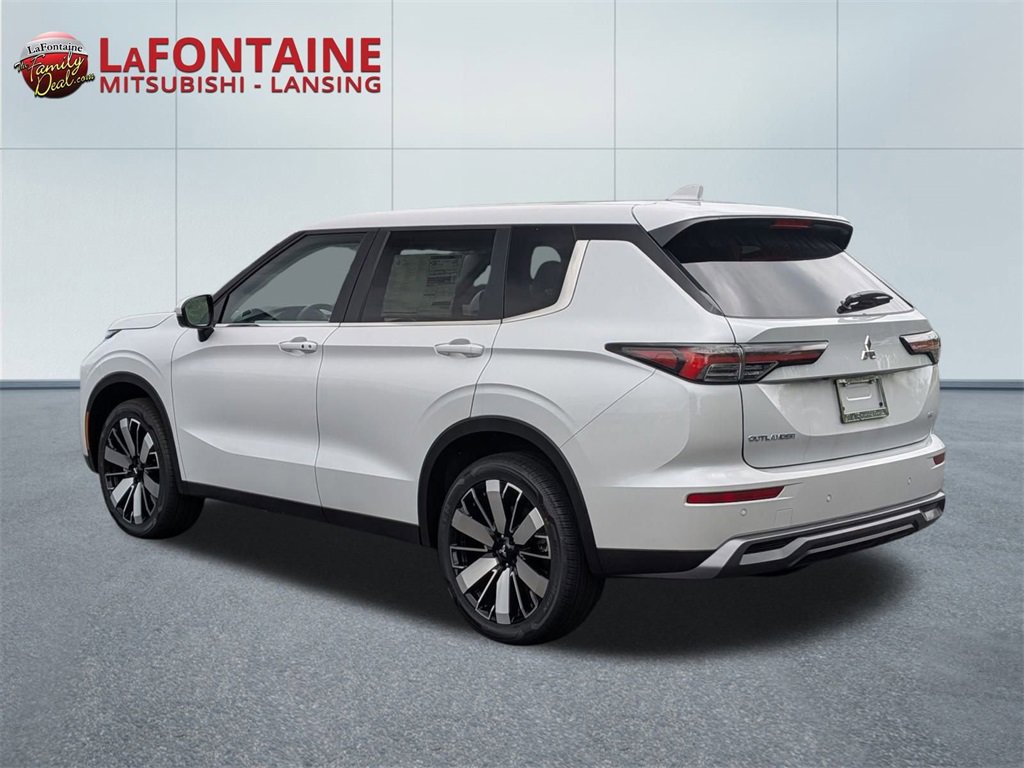 New 2025 Mitsubishi Outlander SE image 3