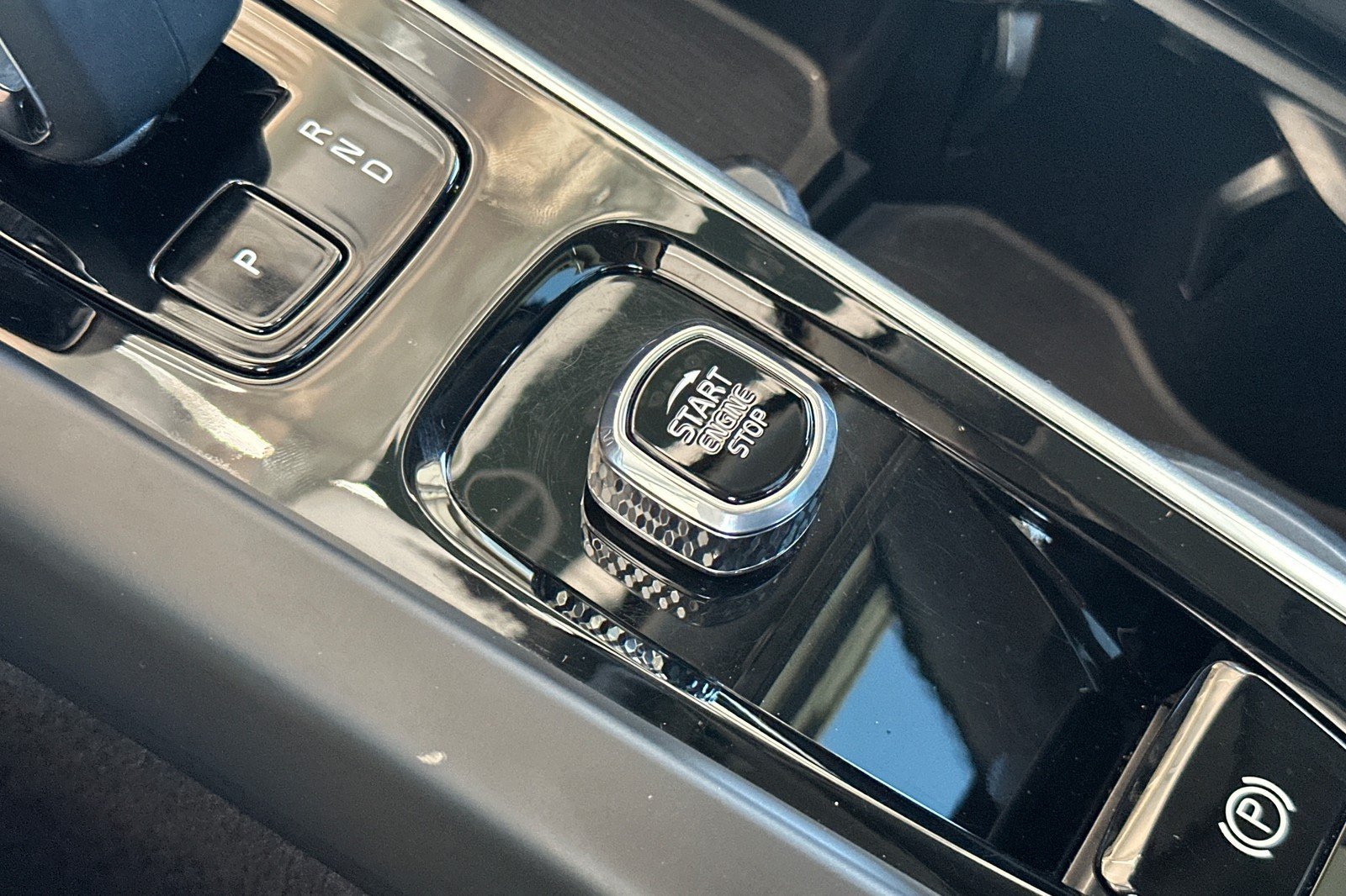 Certified 2023 Volvo XC60 T8 Plus AWD/4WD image 25