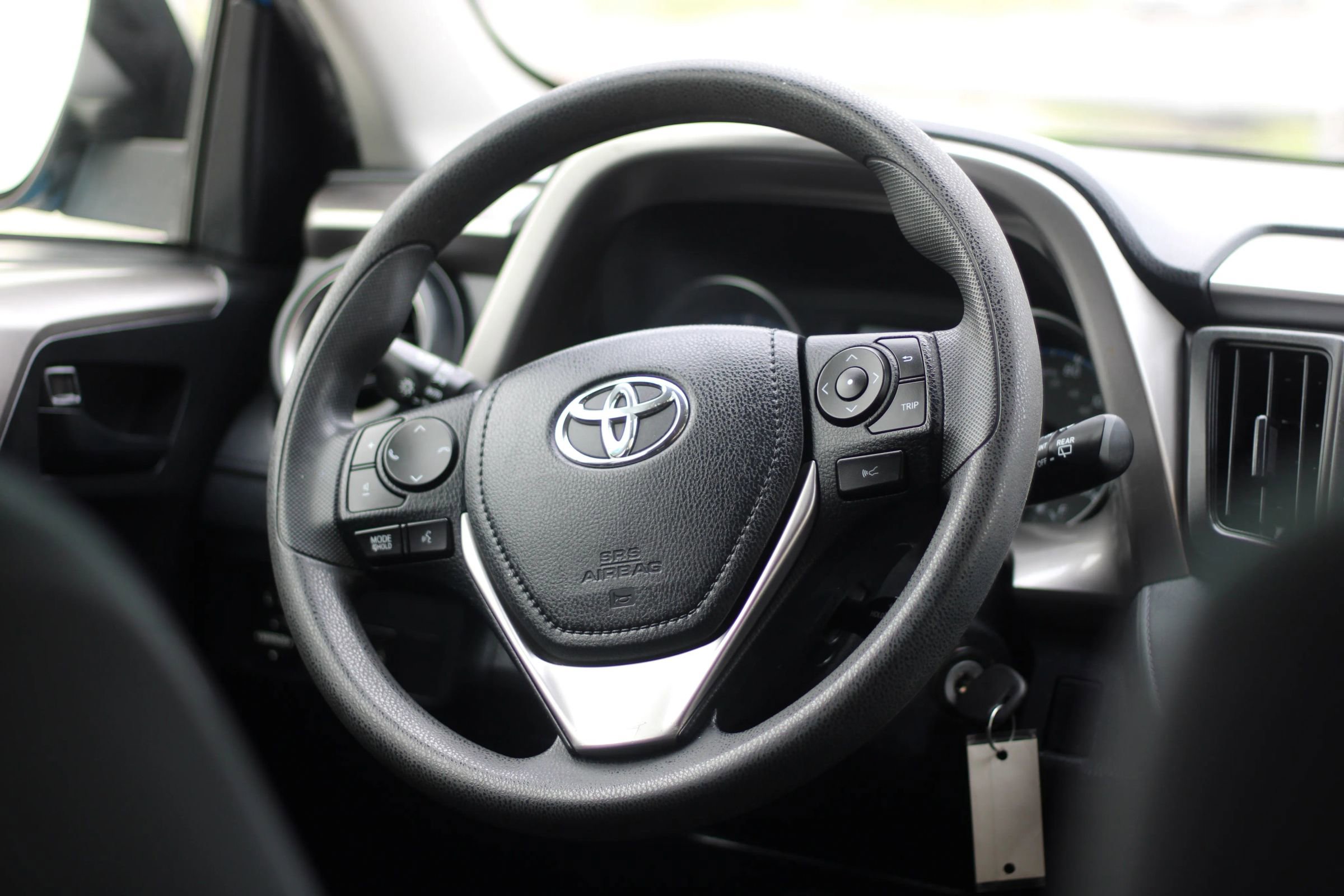 Used 2018 Toyota RAV4 LE FWD image 14