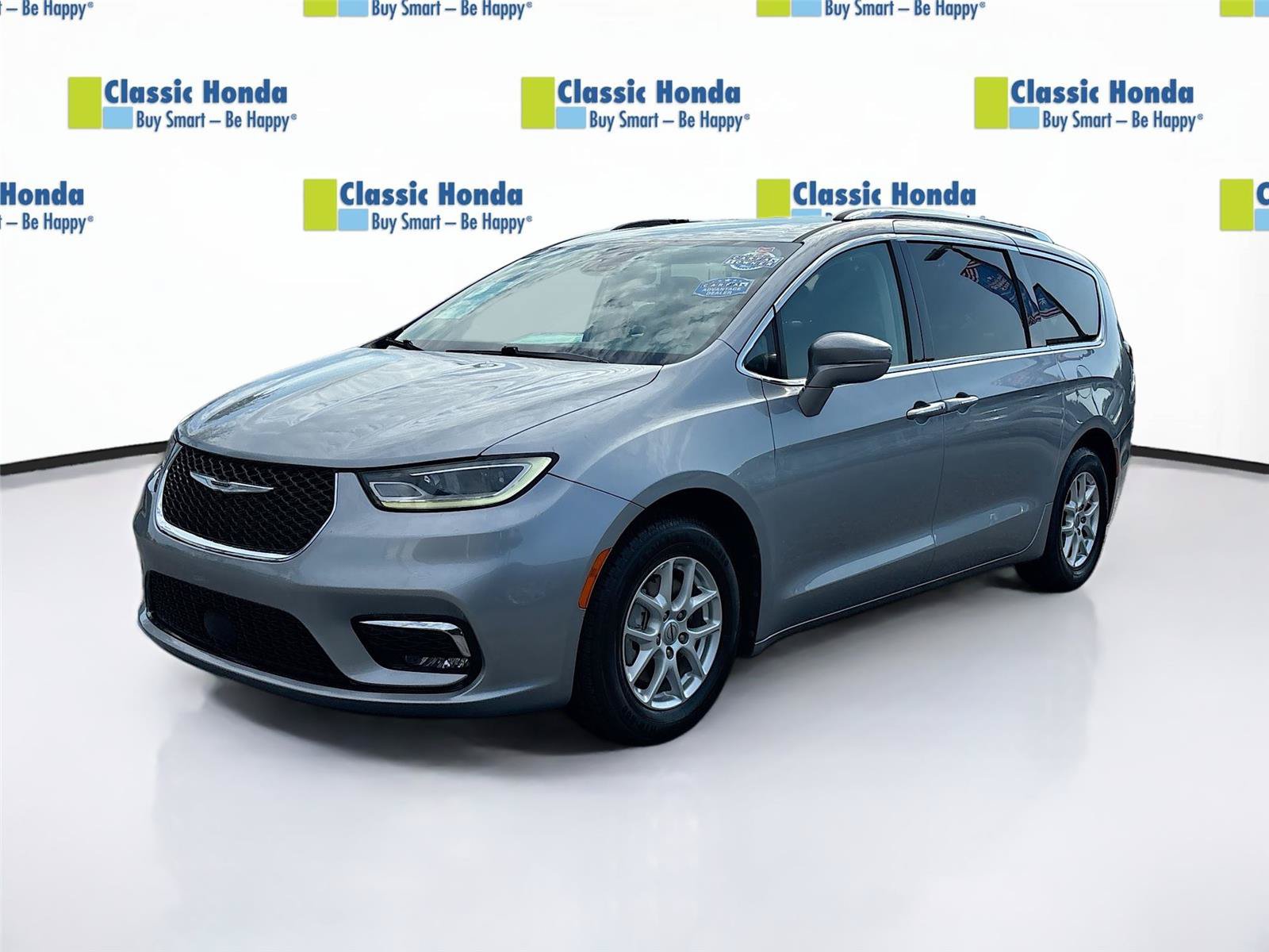 Used 2021 Chrysler Pacifica Touring-L FWD image 3