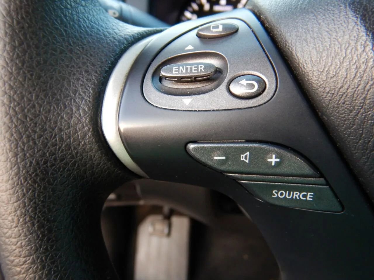 Used 2014 Nissan Pathfinder S image 23