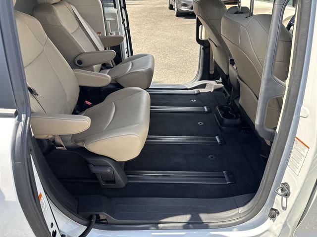 Used 2024 Toyota Sienna XLE FWD image 11