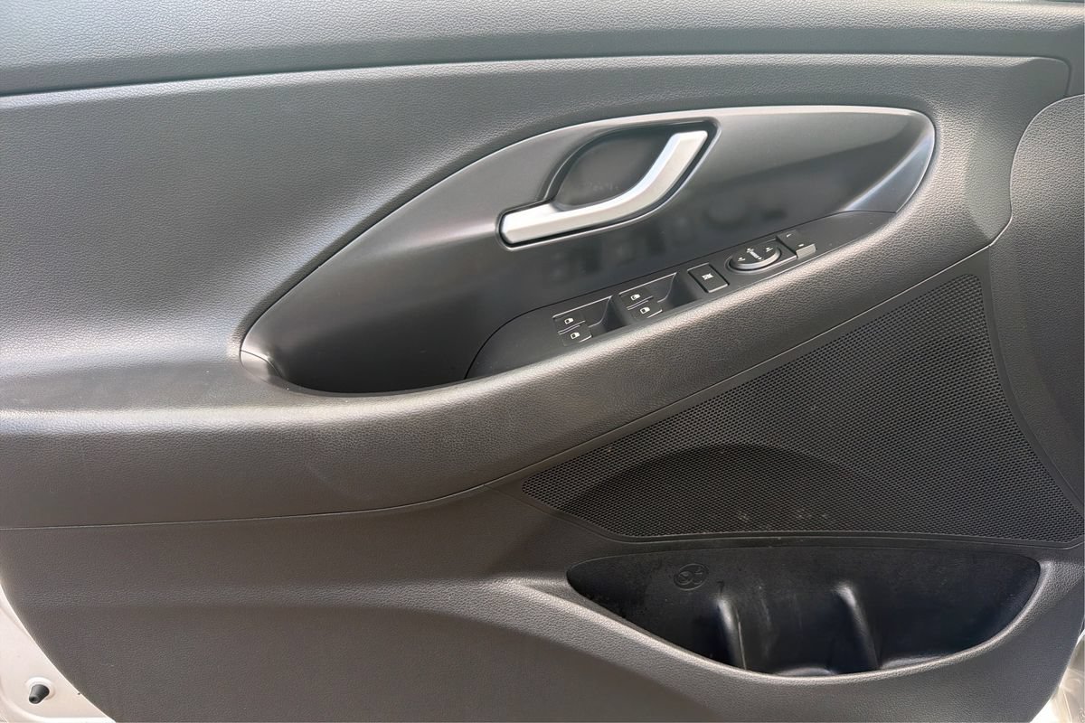 Used 2018 Hyundai Elantra GT FWD image 18