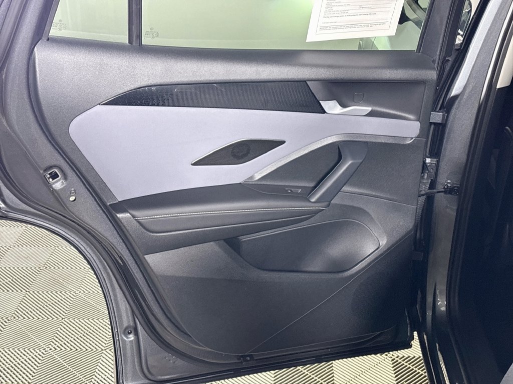 Used 2025 Volkswagen Tiguan SE AWD/4WD image 18