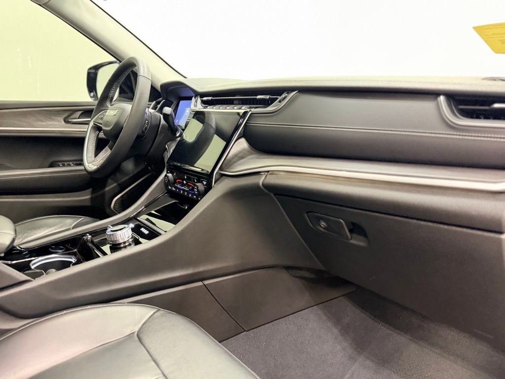 Used 2023 Jeep Grand Cherokee Limited w/ Black Appearance Package image 19