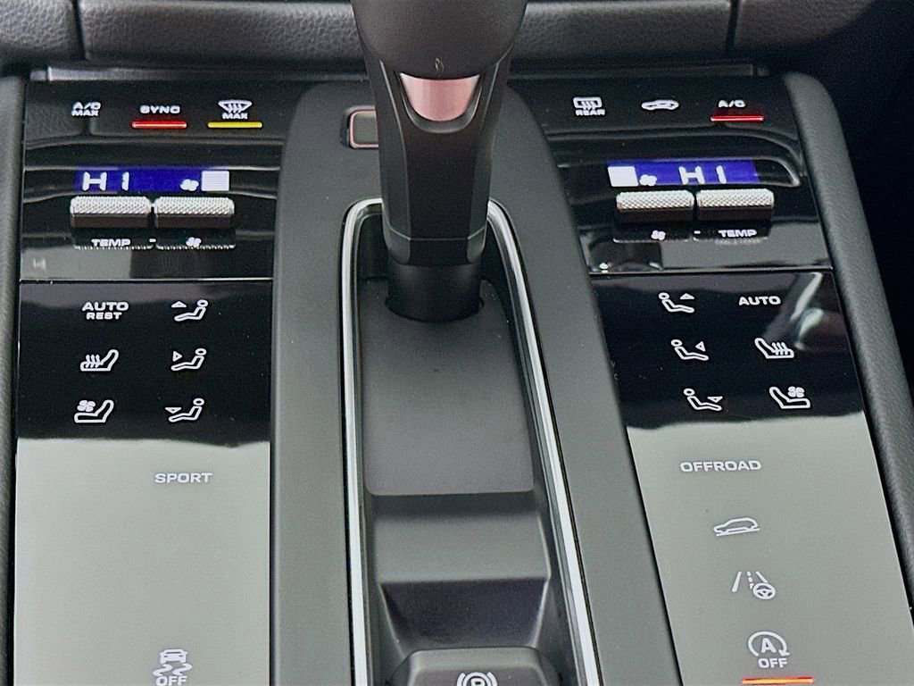 Used 2025 Porsche Macan image 23