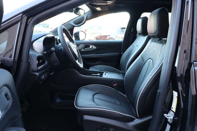 New 2026 Chrysler Pacifica Limited FWD image 14