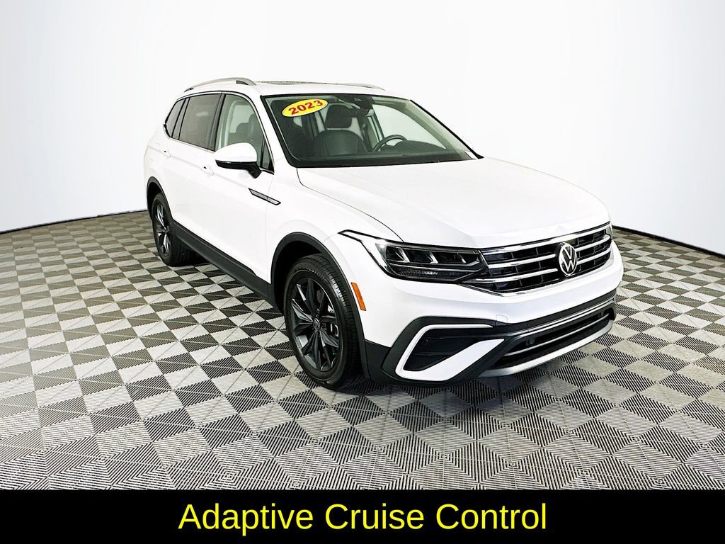 Used 2023 Volkswagen Tiguan SE w/ Panoramic Sunroof Package image 3