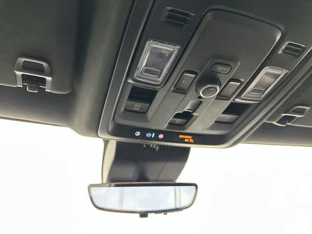 Used 2025 Chevrolet Suburban High Country AWD/4WD image 21