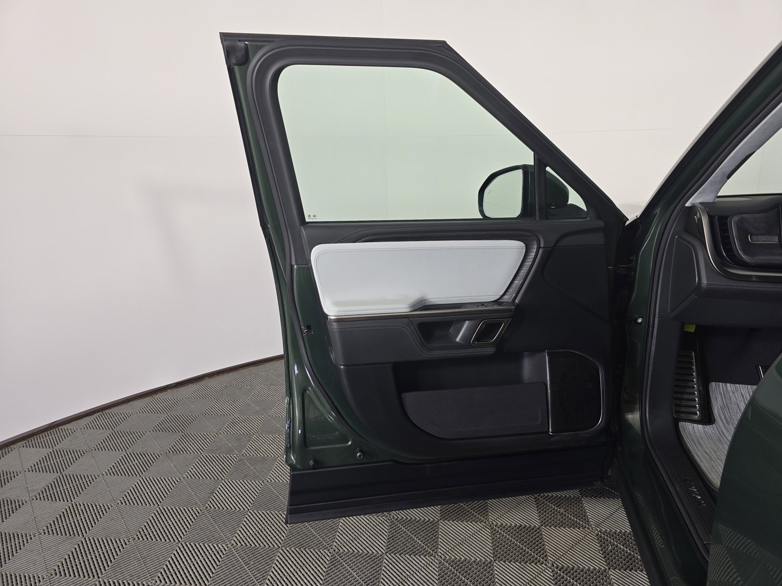 Used 2023 Rivian R1S Adventure AWD/4WD image 16