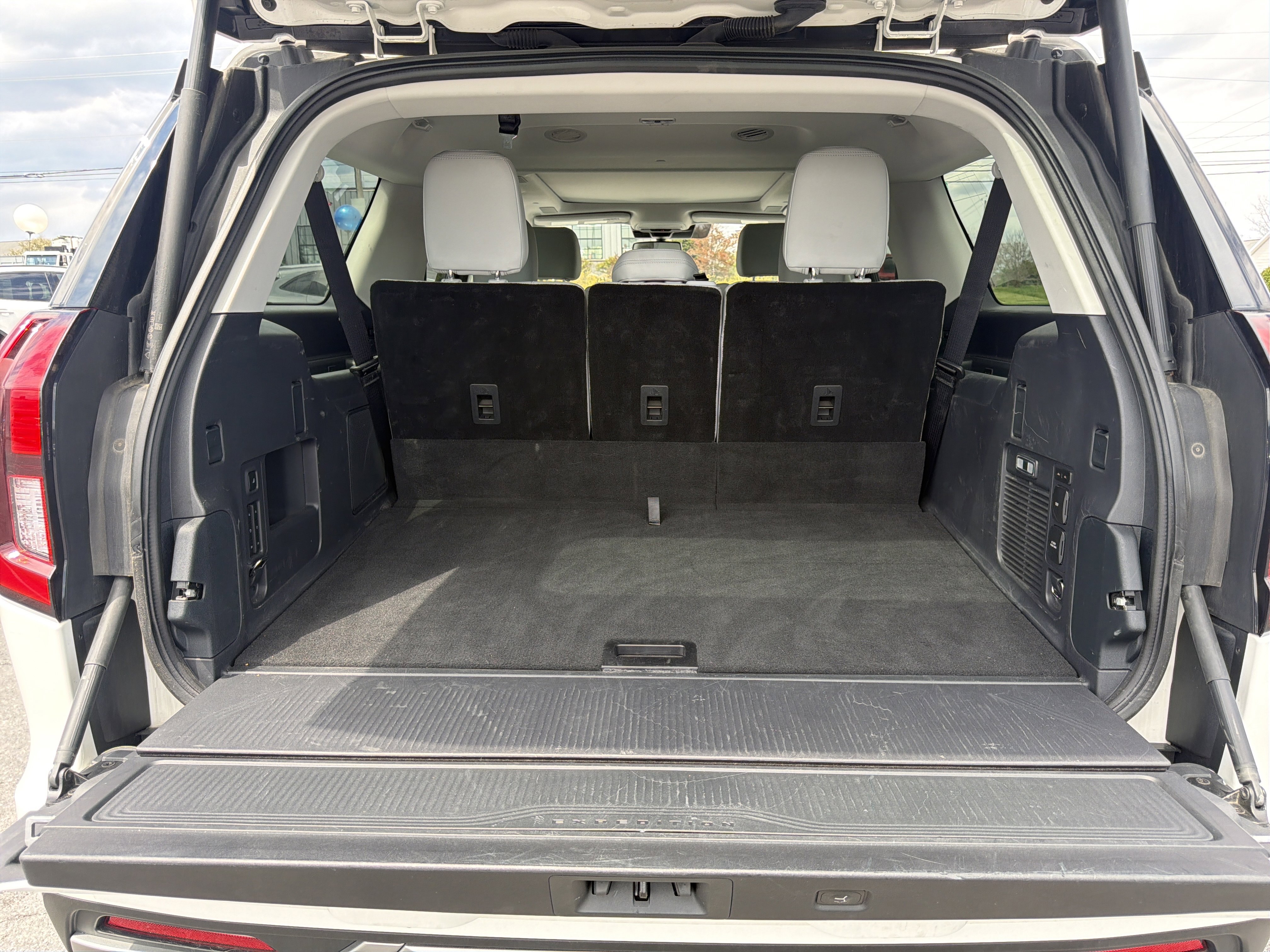 Used 2025 Ford Expedition Max Platinum w/ Platinum Ultimate Package AWD/4WD image 5