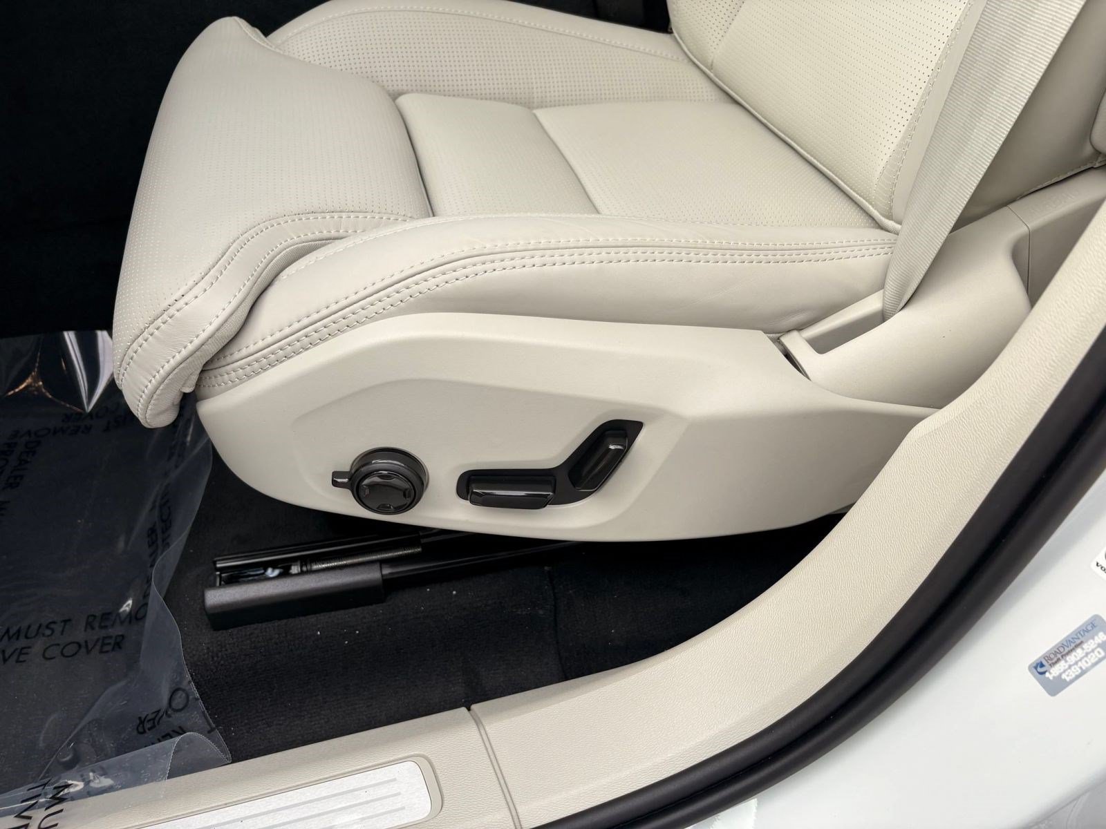 Certified 2026 Volvo XC60 B5 Ultra w/ Climate Package AWD/4WD image 14