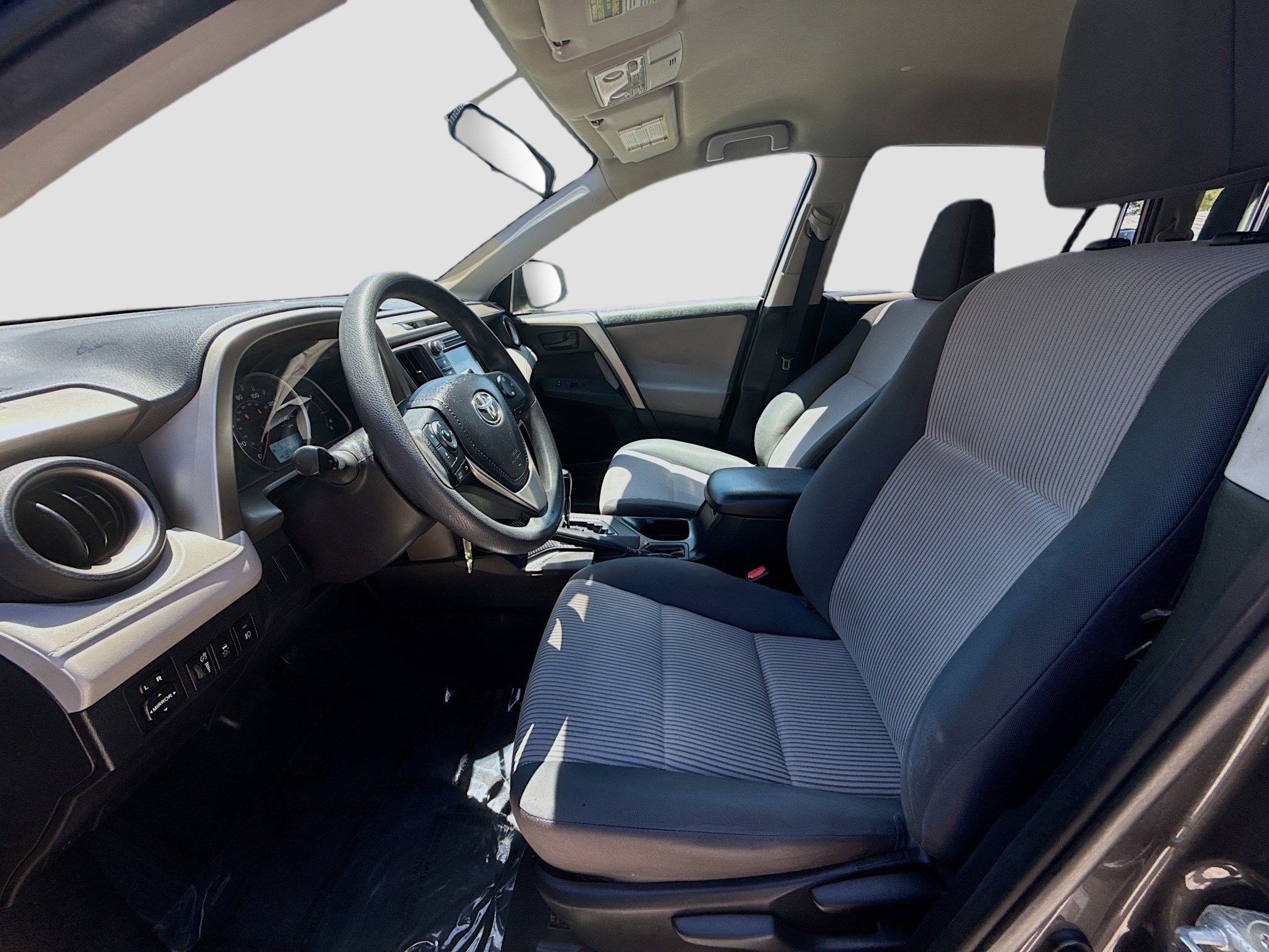 Used 2015 Toyota RAV4 LE FWD image 18