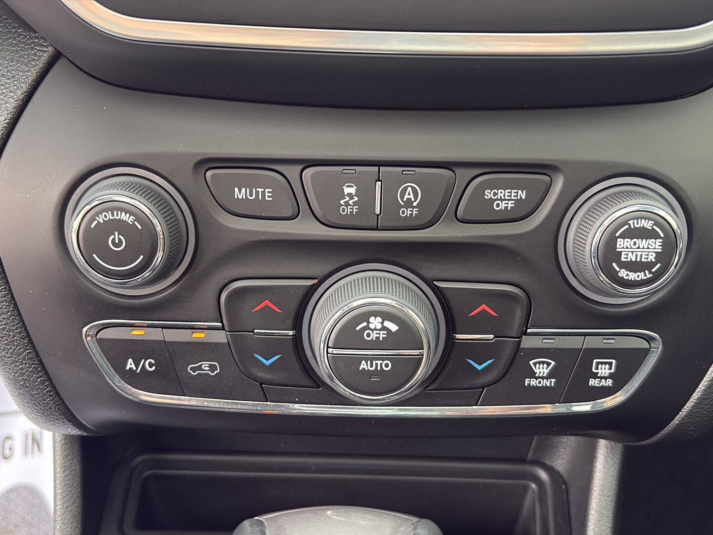 Used 2022 Jeep Cherokee Latitude Lux w/ Sun & Sound Group AWD/4WD image 17