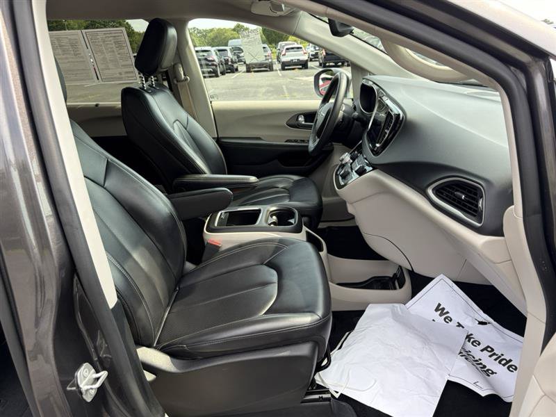 Used 2023 Chrysler Pacifica Touring-L FWD image 13