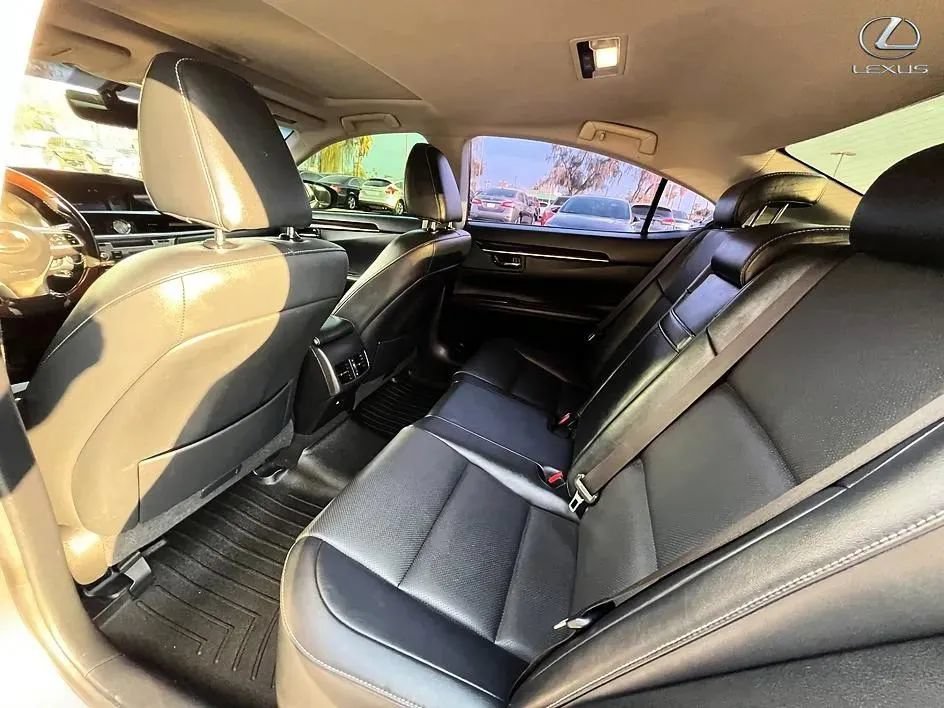 Used 2016 Lexus ES 350 w/ Premium Package w/Wood Trim FWD image 11