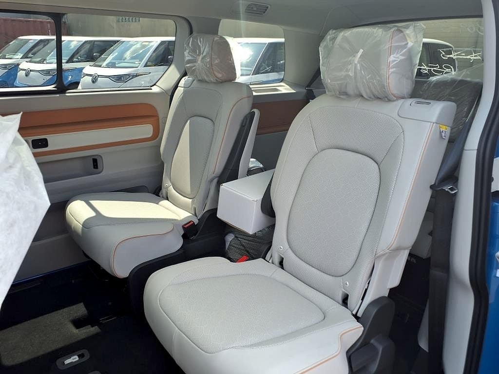 New 2025 Volkswagen ID. Buzz 1st Edition AWD/4WD image 10