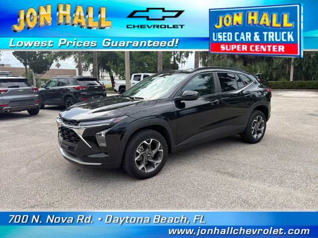Used 2025 Chevrolet Trax LT FWD image 2