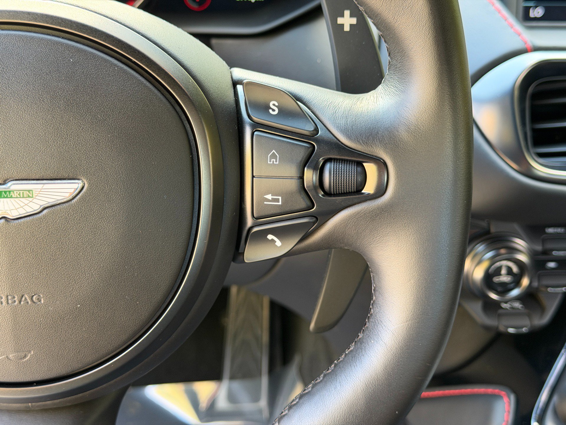 Used 2020 Aston Martin V8 Vantage Coupe RWD image 42