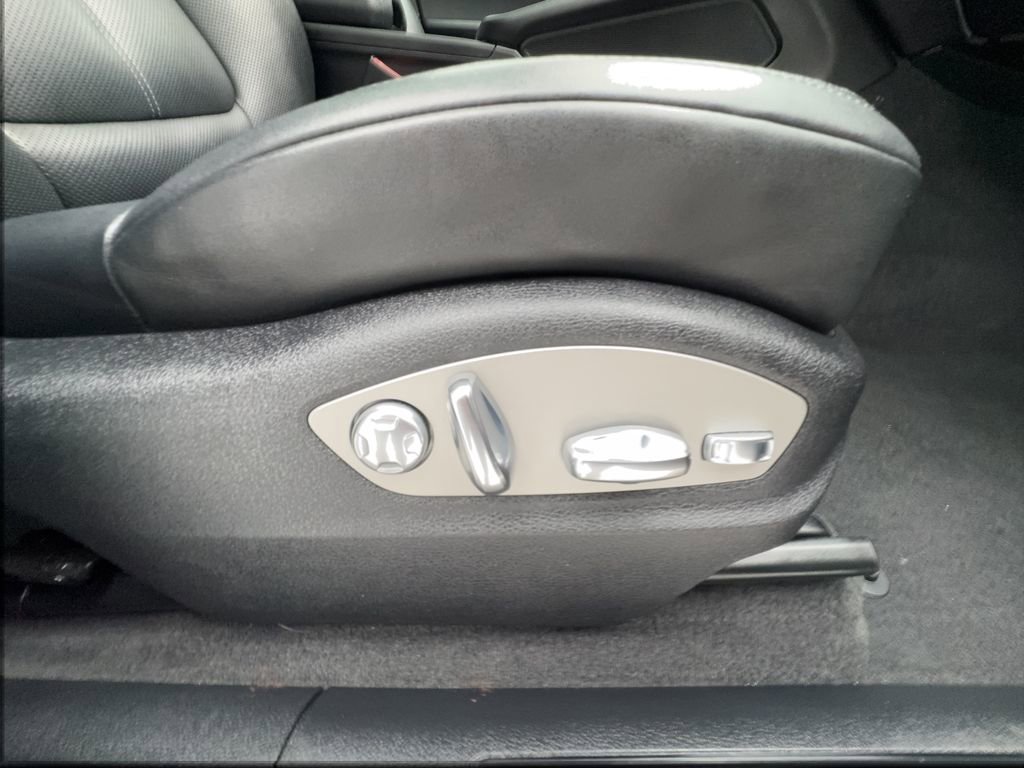 Used 2024 Porsche Macan Turbo AWD/4WD image 32