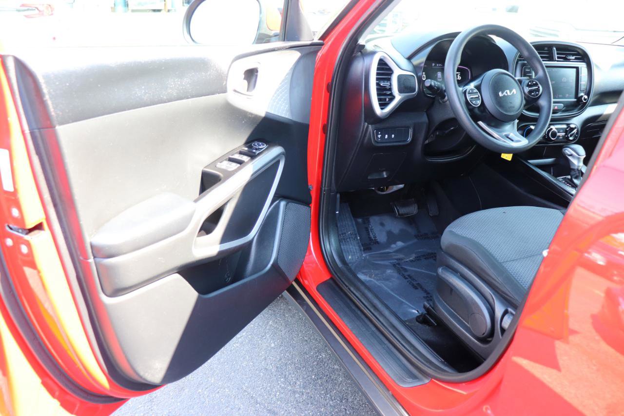 Used 2023 Kia Soul LX w/ LX Technology Package FWD image 10