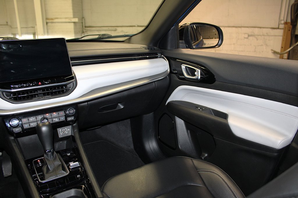 Certified 2025 Jeep Compass Limited AWD/4WD image 32