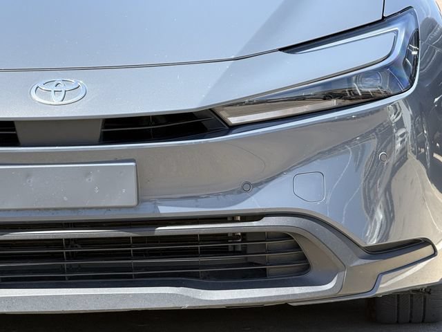 Used 2025 Toyota Prius LE FWD image 8