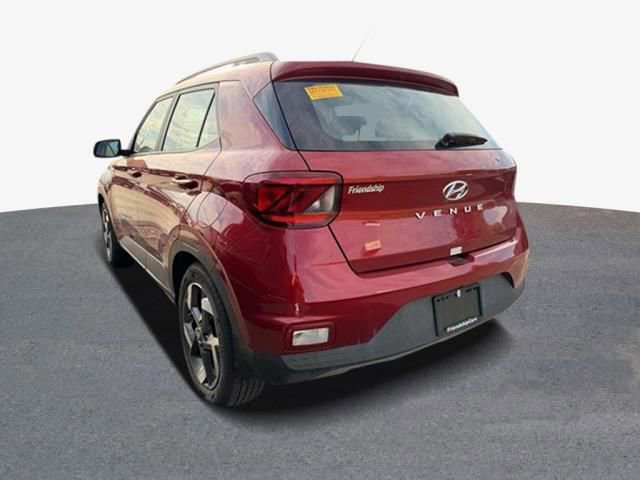 Used 2024 Hyundai Venue SEL FWD image 2