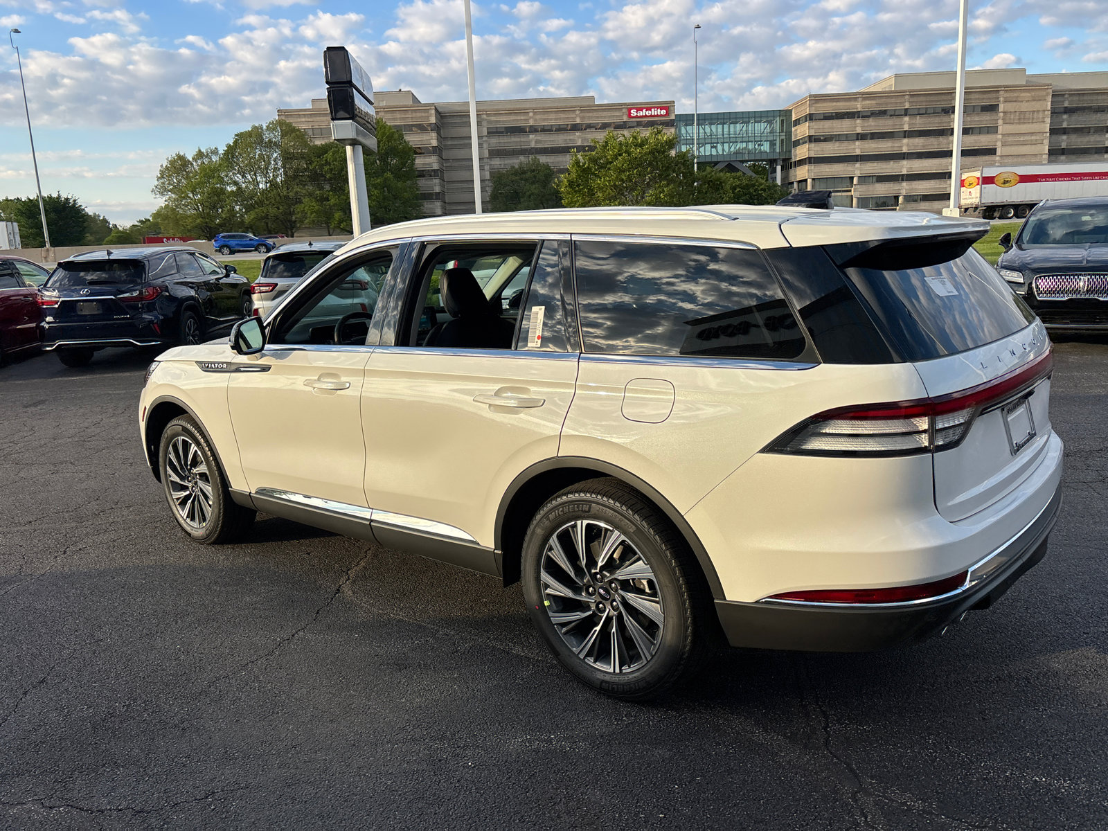 New 2026 Lincoln Aviator AWD image 5