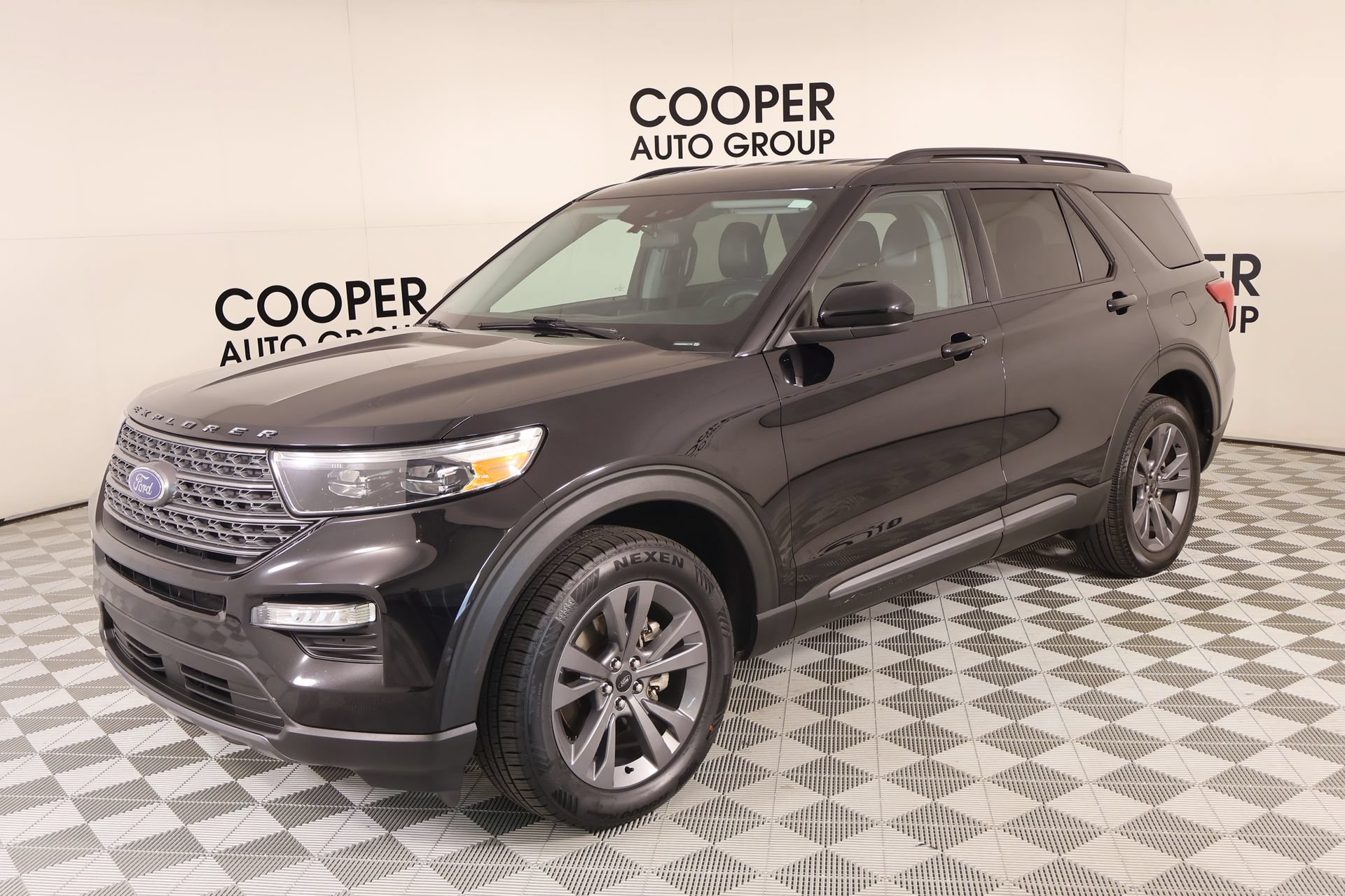 Used 2022 Ford Explorer XLT w/ Equipment Group 202A AWD/4WD image 11
