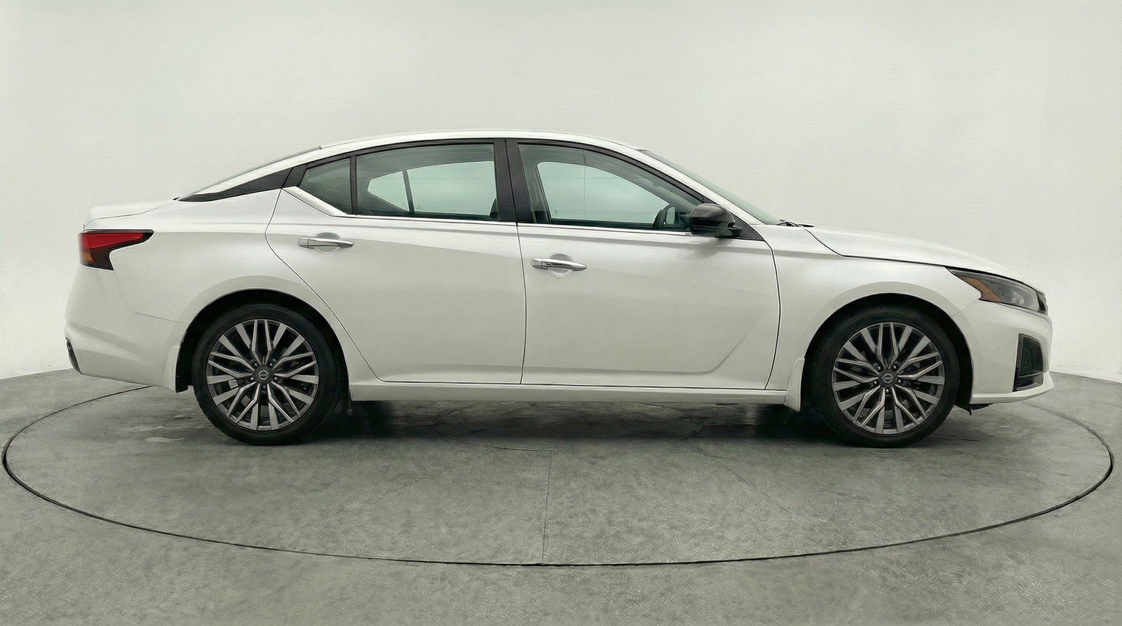 Used 2025 Nissan Altima 2.5 SV FWD image 11