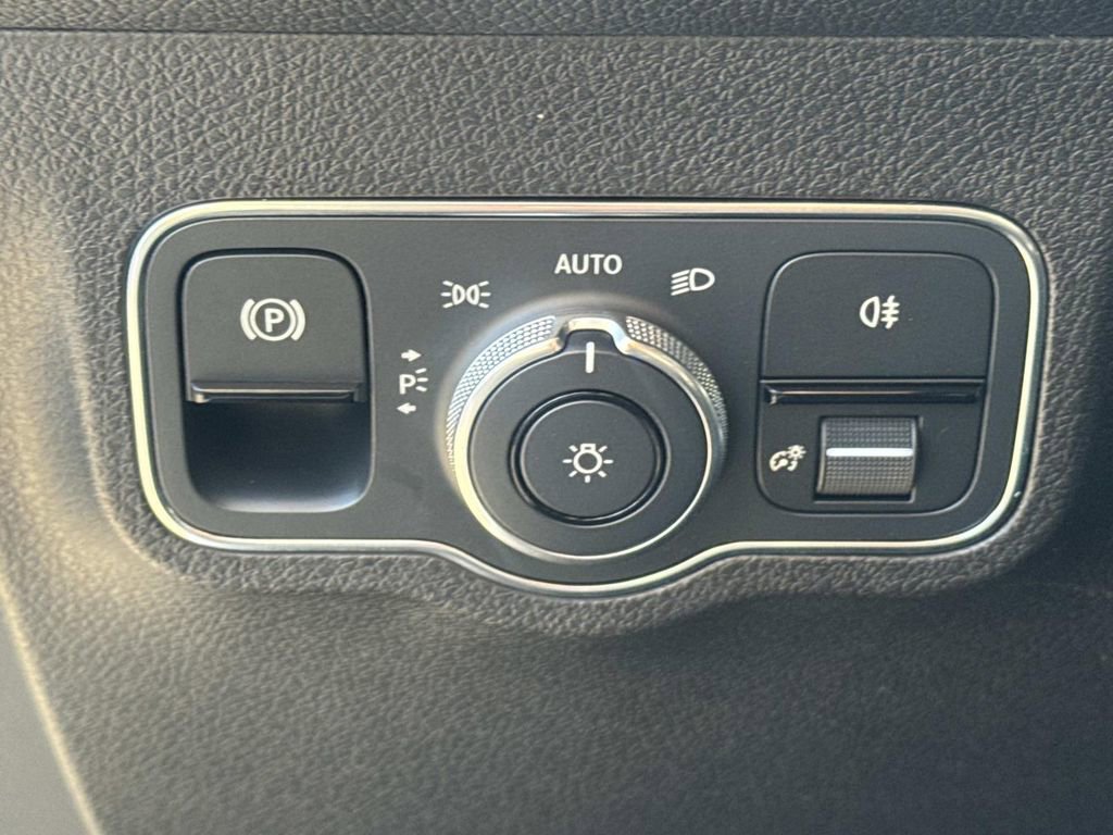 Used 2022 Mercedes-Benz EQB 350 4MATIC image 21