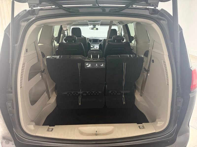 Used 2018 Chrysler Pacifica Touring-L image 8