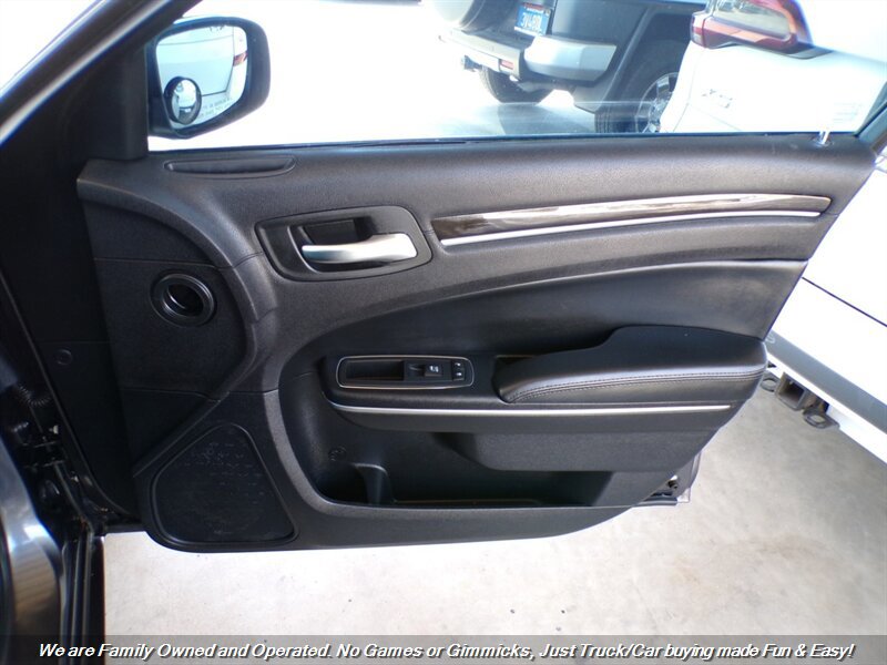 Used 2015 Chrysler 300 Limited RWD image 31