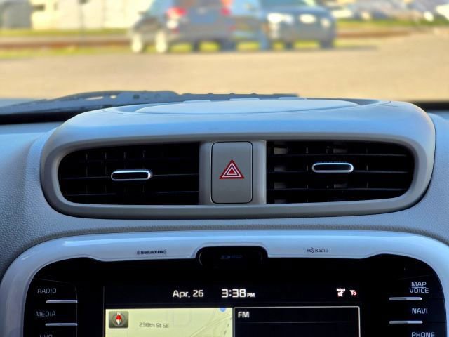 Used 2015 Kia Soul EV + FWD image 18