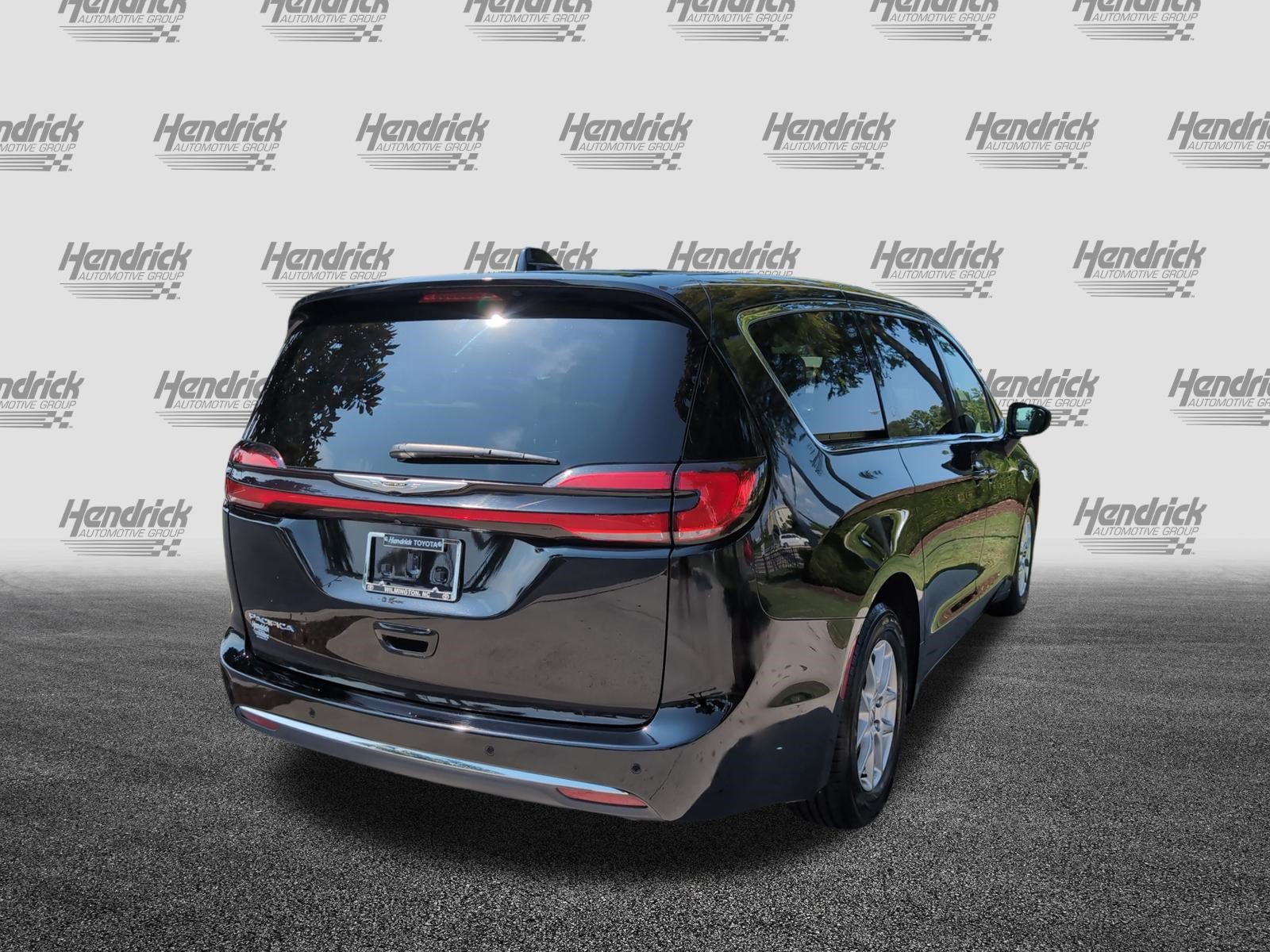 Used 2024 Chrysler Pacifica Touring-L FWD image 10