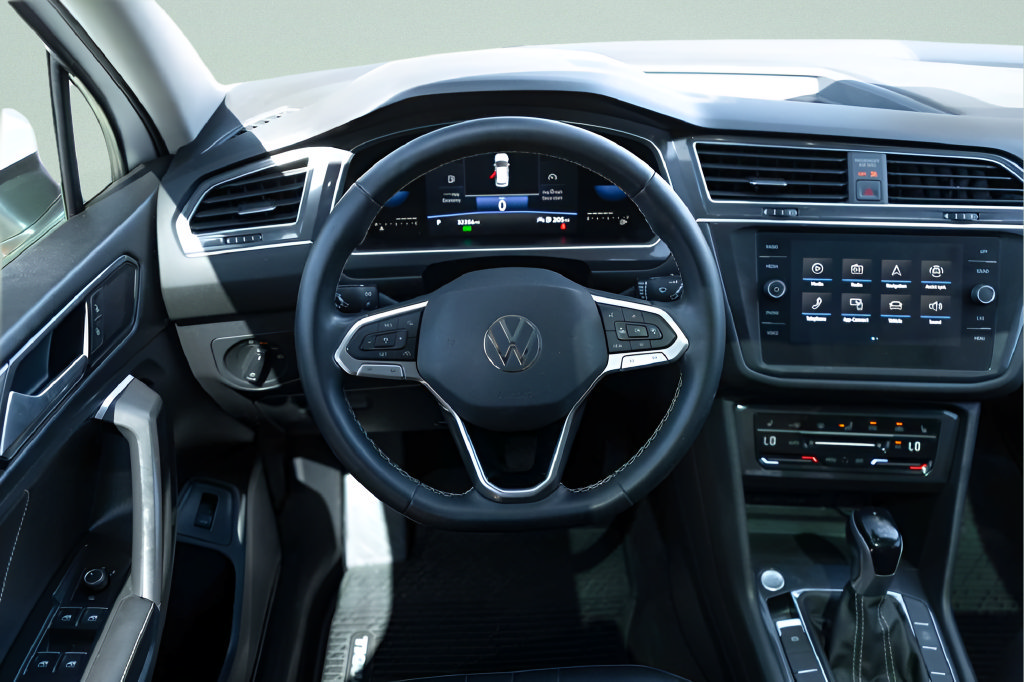 Used 2022 Volkswagen Tiguan SE w/ Panoramic Sunroof Package FWD image 15