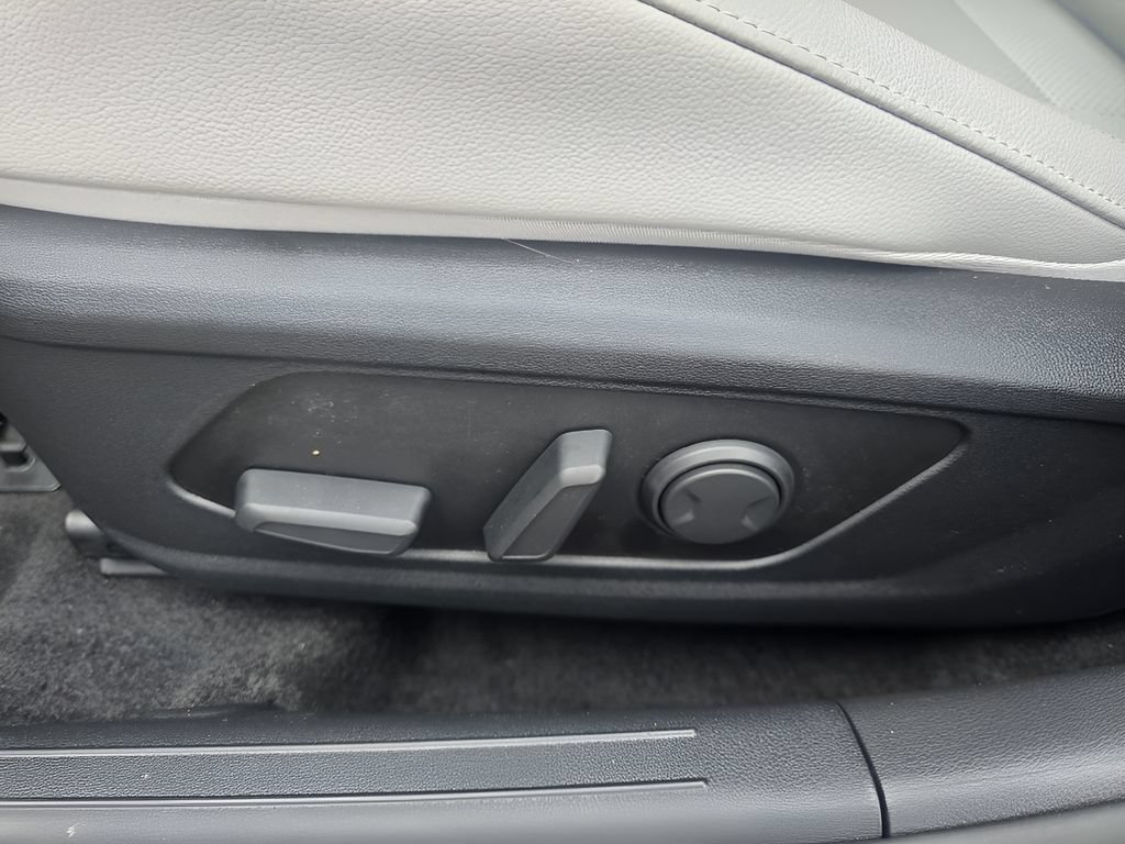 New 2026 Hyundai Elantra Limited FWD image 15