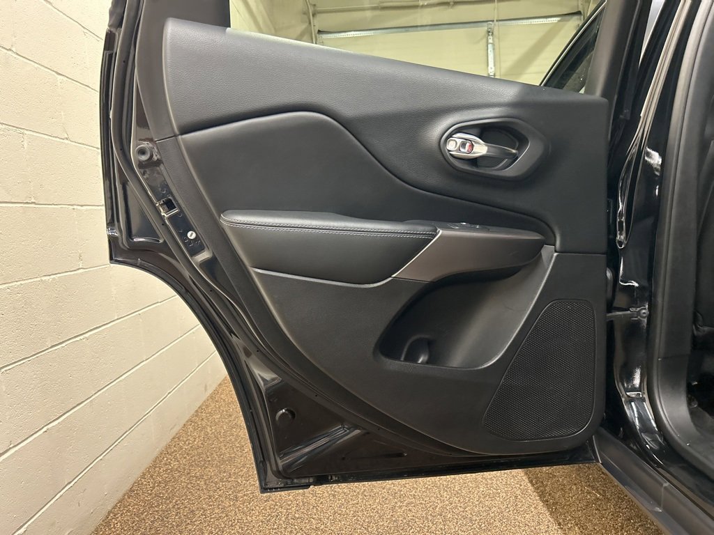 Used 2019 Jeep Cherokee Latitude Plus w/ Comfort/Convenience Group image 14