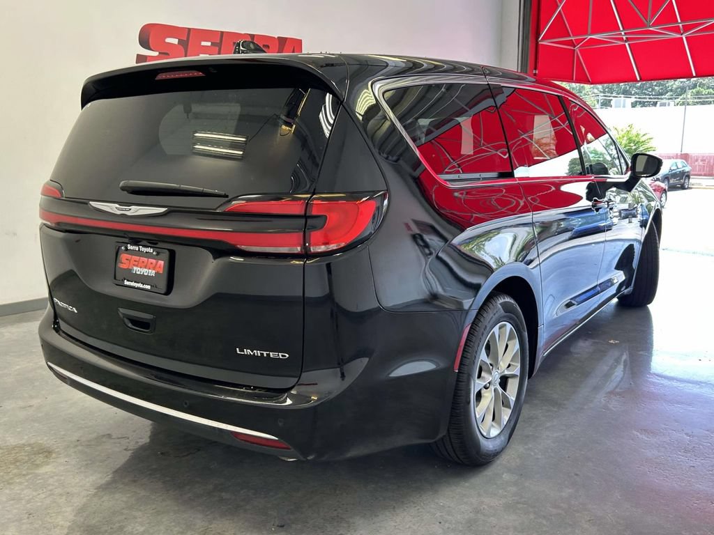 Used 2026 Chrysler Pacifica Limited FWD image 3