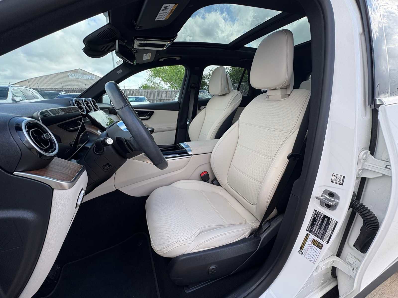 Used 2025 Mercedes-Benz GLC 300 4MATIC image 15