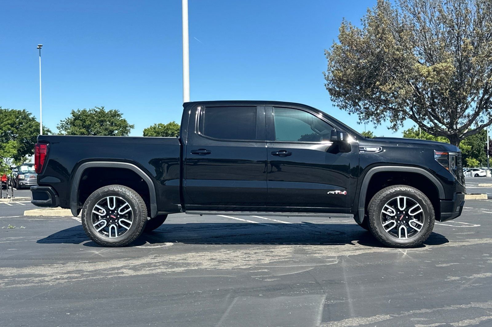 Used 2024 GMC Sierra 1500 AT4 w/ Technology Package AWD/4WD image 3
