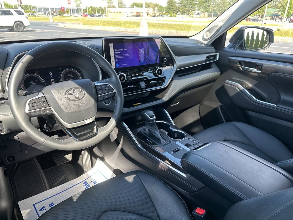 Certified 2025 Toyota Highlander Limited AWD/4WD image 32