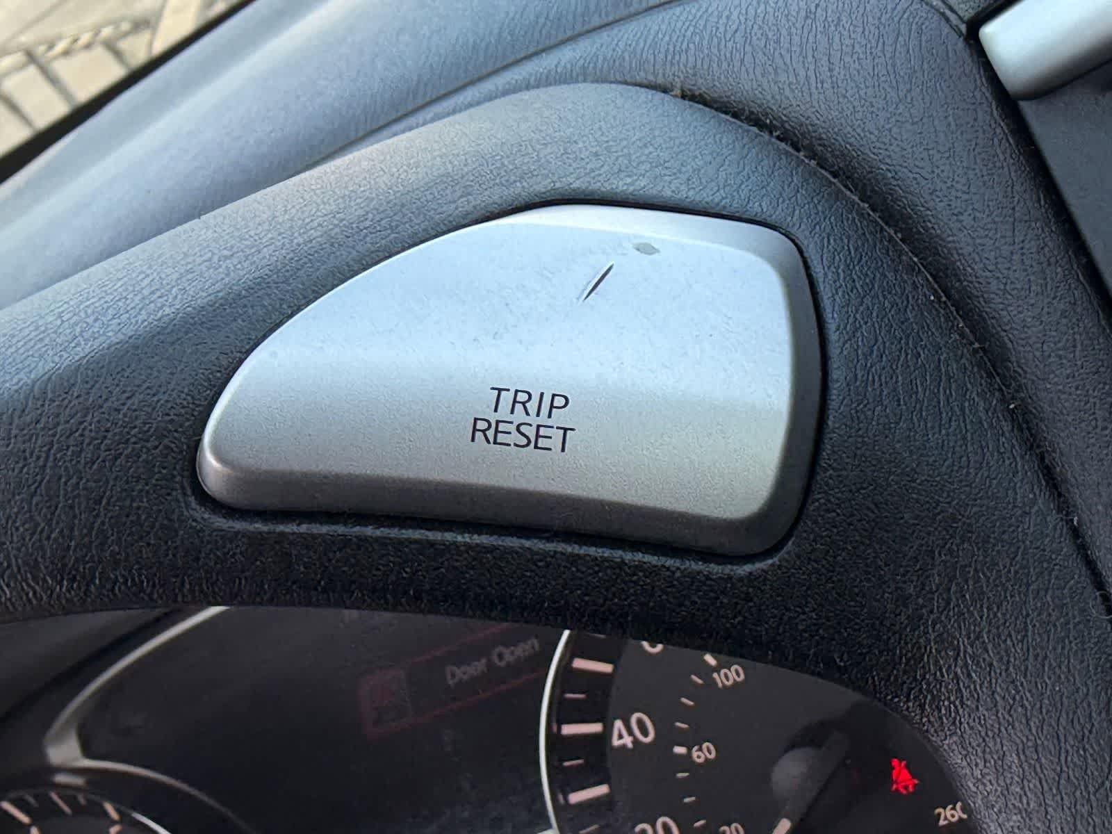 Used 2015 Nissan Pathfinder S FWD image 25