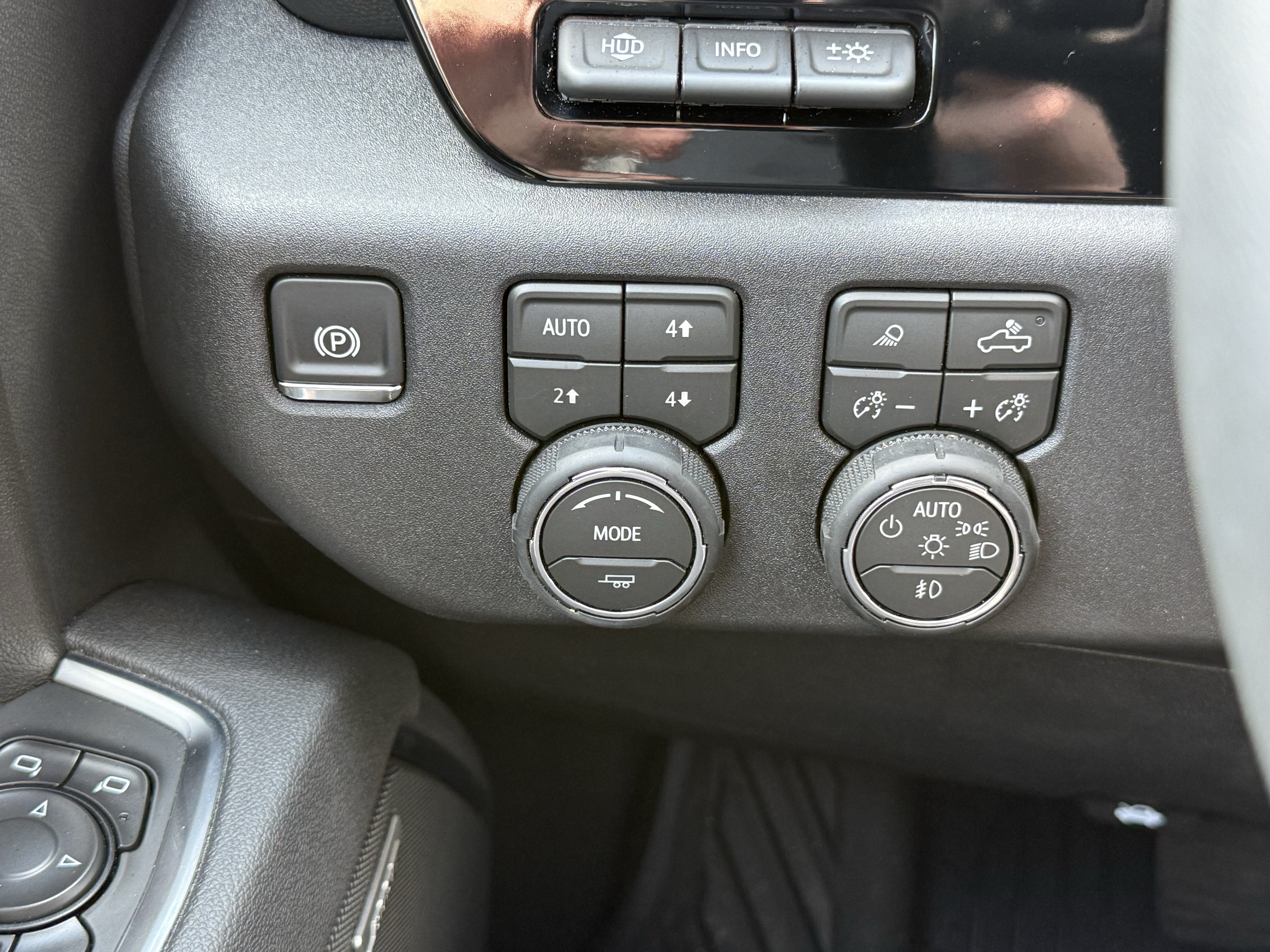 New 2026 Chevrolet Silverado 2500 LTZ w/ LTZ Premium Package AWD/4WD image 32