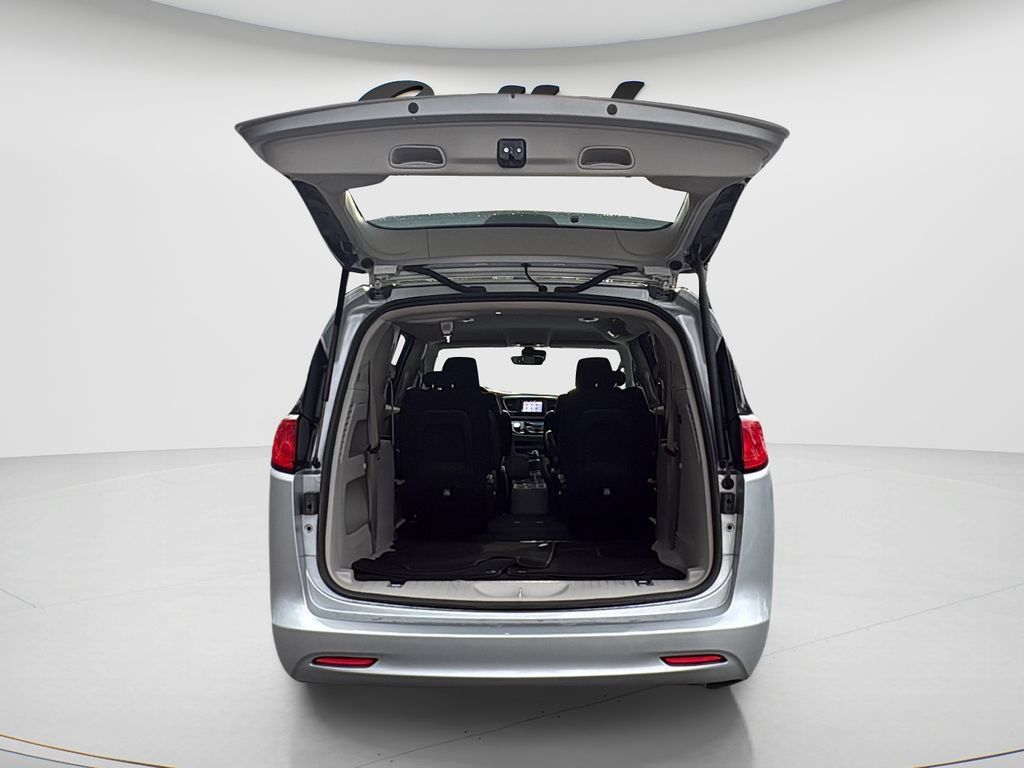 Used 2023 Chrysler Voyager LX FWD image 9